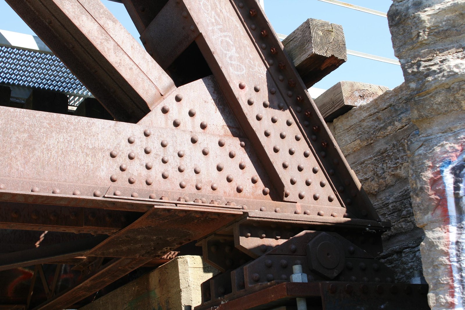 Lower angle connection, north span